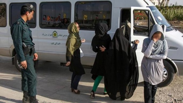 راه اندازی گشت ارشاد نامحسوس در مشهد/ پوشش زنان و مردان در سازمان ها و ادارات بررسی می شود راه اندازی گشت ارشاد نامحسوس در مشهد/ پوشش زنان و مردان در سازمان ها و ادارات بررسی می شود