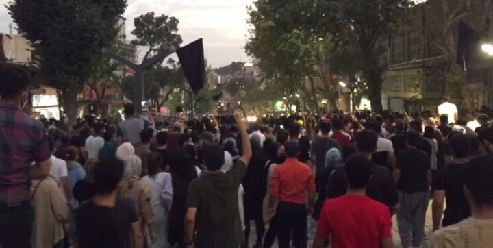 جزییات تجمع اعتراضی در سنندج / برخی افراد توسط پلیس بازداشت شدند جزییات تجمع اعتراضی در سنندج / برخی افراد توسط پلیس بازداشت شدند