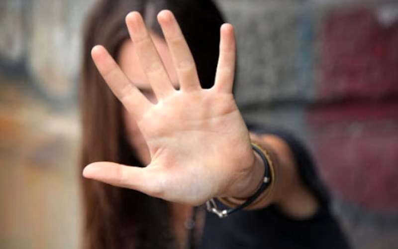 تجاوز بیرحمانه یک زن به دهها پسر تجاوز بیرحمانه یک زن به دهها پسر